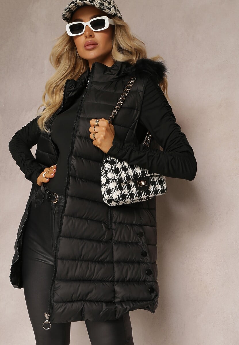 Czarna Pikowana Kamizelka z Kapturem Ozdobionym Sztucznym Futerkiem i Kieszeniami Derimeve