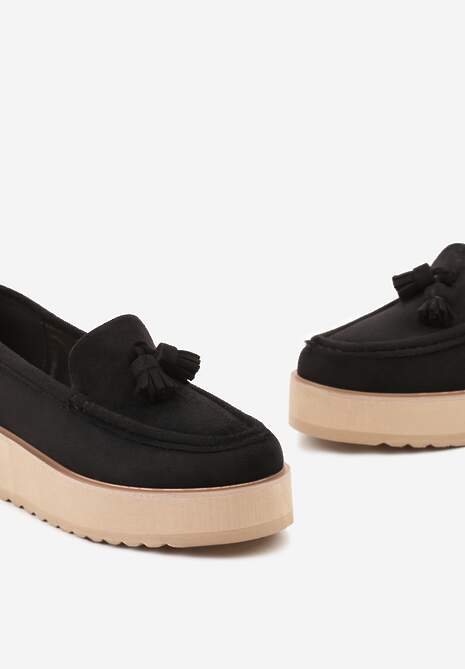 Czarne Półbuty na Niskiej Platformie z Przeszyciami i Ozdobnymi Chwostami Hiela