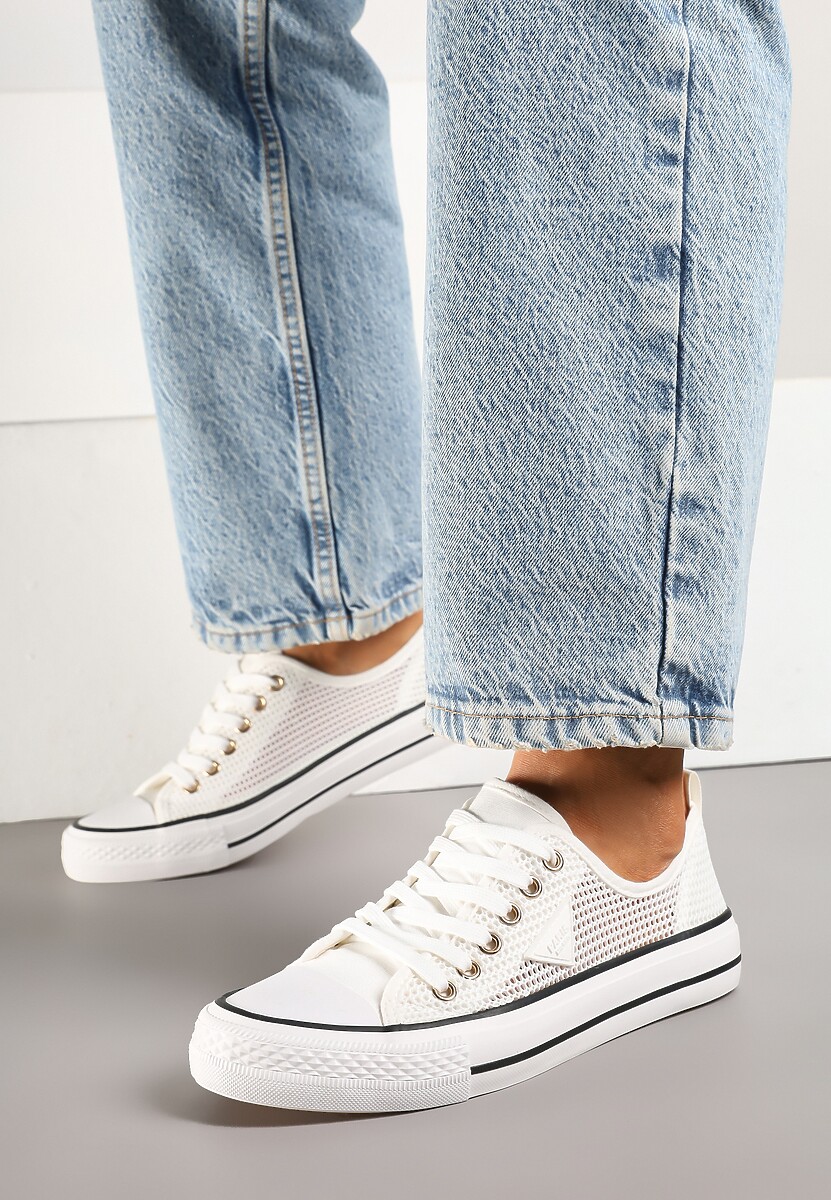 Białe Szydełkowe Trampki o Klasycznym Fasonie Vovessa