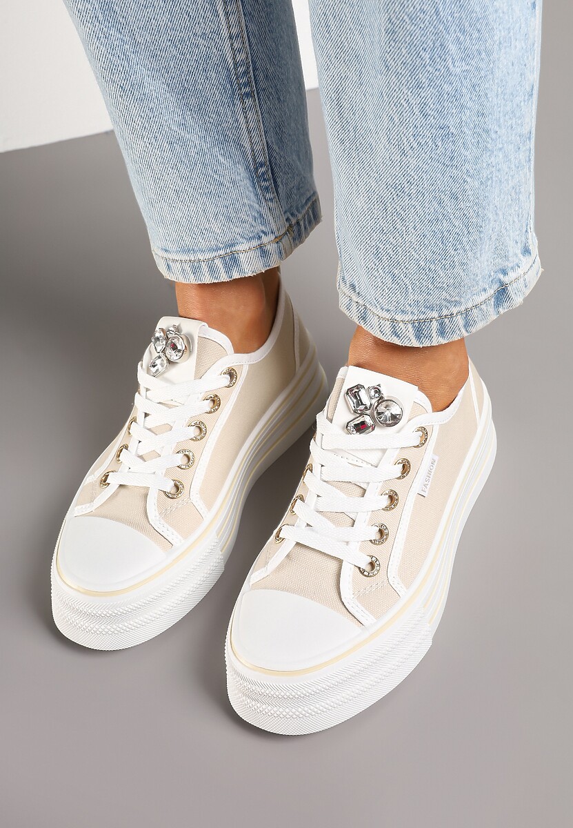 Beżowe Trampki na Platformie z Biżuteryjną Aplikacją Flortewis