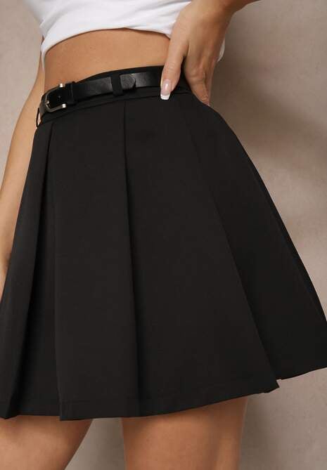 Czarna Spódnica o Rozkloszowanym Kroju z Paskiem i Podszewką Typu Szorty Serivenna