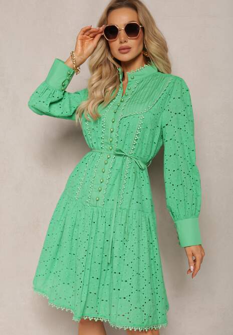 Zielona Sukienka Zdobiona Haftowaniem i Perłowymi Guzikami ze Stójką Wialon
