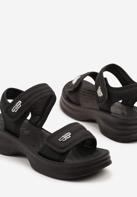 Czarne Sandały na Tłoczonej Platformie z Metalicznymi Aplikacjami Odilara