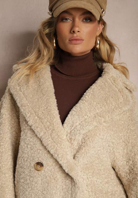 Jasnobeżowa Futrzana Kurtka Typu Baranek z Ozdobnymi Paskami i Dwurzędowym Zapięciem Nikira