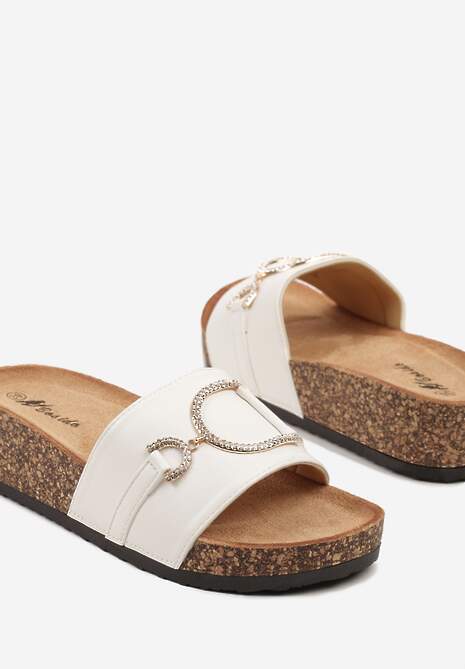Białe Klapki na Koturnie Ozdobione Cyrkoniami i Metaliczną Aplikacją Teitella