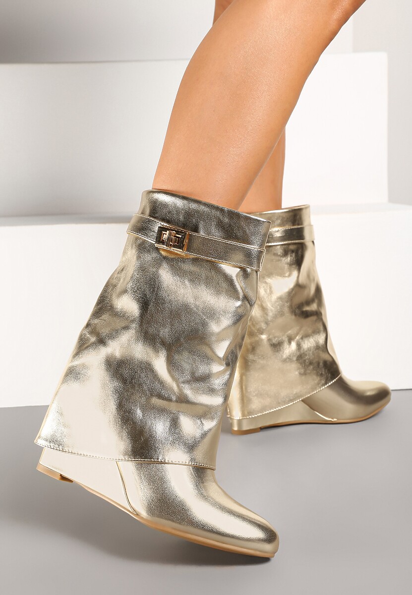 Złote Botki na Koturnie z Wywiniętą Cholewką Ozdobioną Rozpinaną Klamrą Niavin