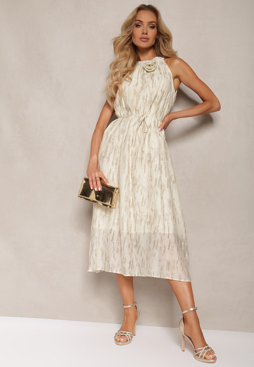 Jasnobeżowa Rozkloszowana Sukienka Wieczorowa z Dekoltem Halter i Broszką w Kształcie Kwiatu Previiana