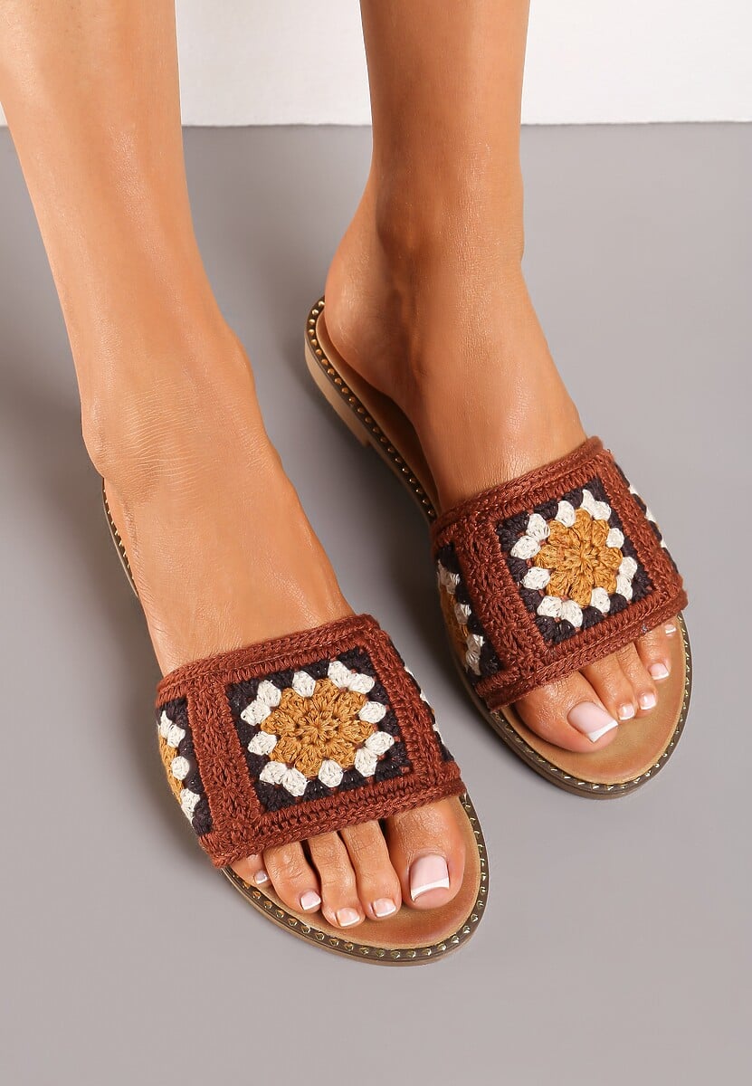 Brązowe Klapki na Płaskiej Podeszwie z Wyszywanym Wzorem Zoltana