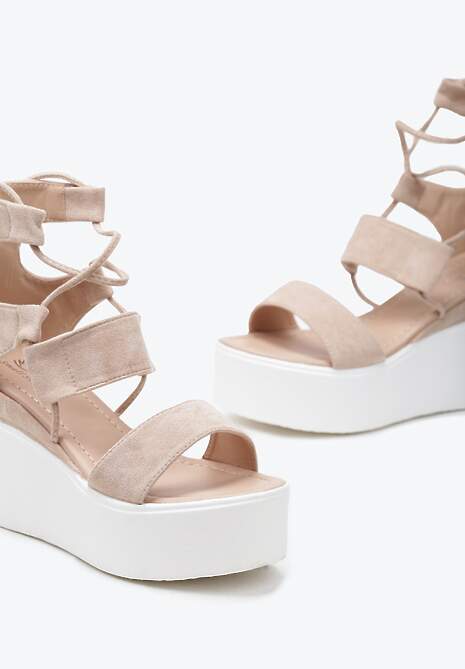 Beżowe Sandały na Koturnie z Wiązaniem wokół Łydki Scadira
