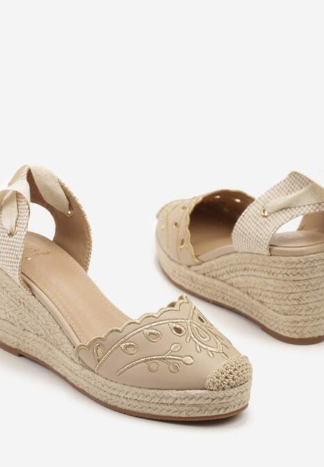 Beżowe Ażurowe Sandały  na Koturnie Ozdobione Wiązaniem Meviorne