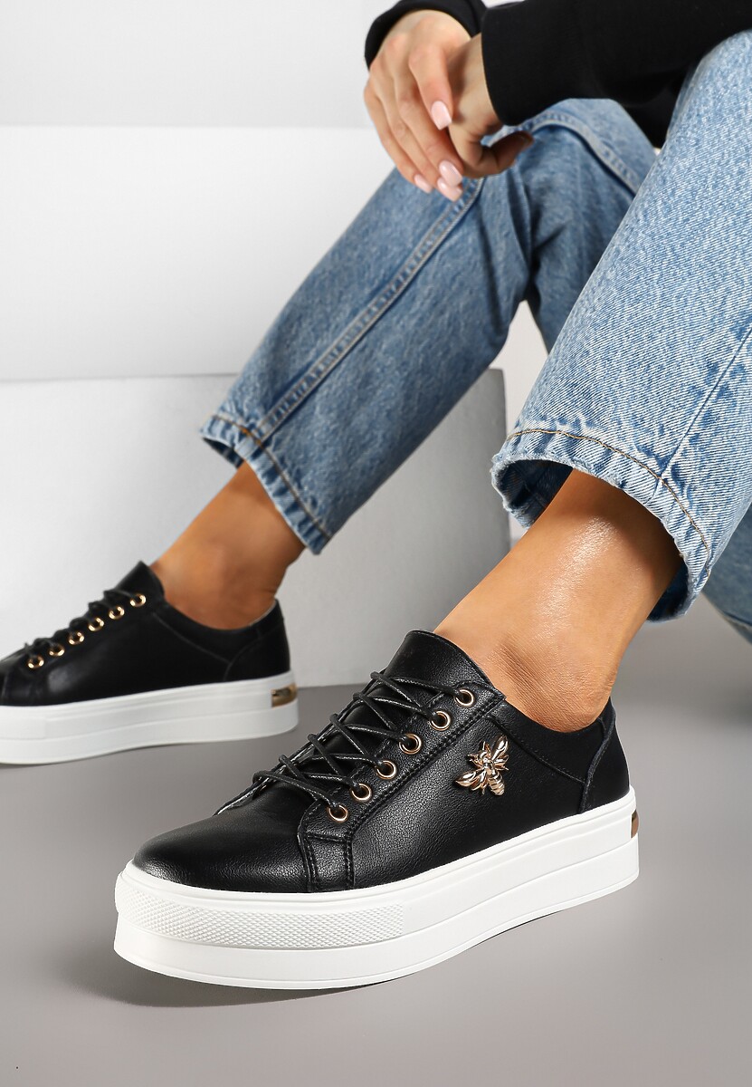 Biało-Złote Skórzane Sneakersy na Grubej Podeszwie z Przeszyciami i Broszką Nirnile