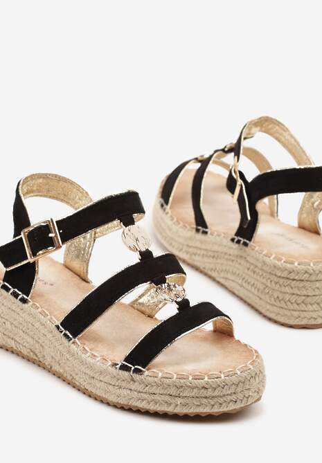 Czarne Sandały z Metalowymi Ozdobami i Plecionką na Podeszwie Karauri