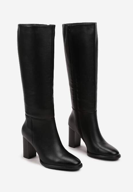 Czarne Kozaki na Słupku z Lekkim Ociepleniem Hanissa