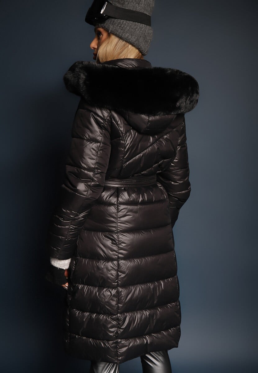 Czarna Długa Kurtka Pikowana z Odpinanym Kapturem Ozdobionym Futerkiem i Paskiem Iveleti