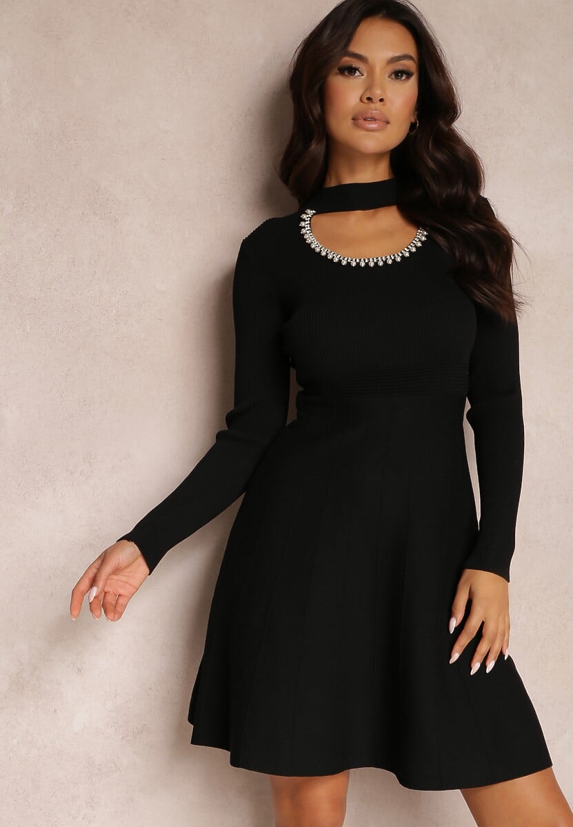 Czerwona Sukienka z Wycięciem przy Dekolcie z Cyrkoniami i Perłami Hili