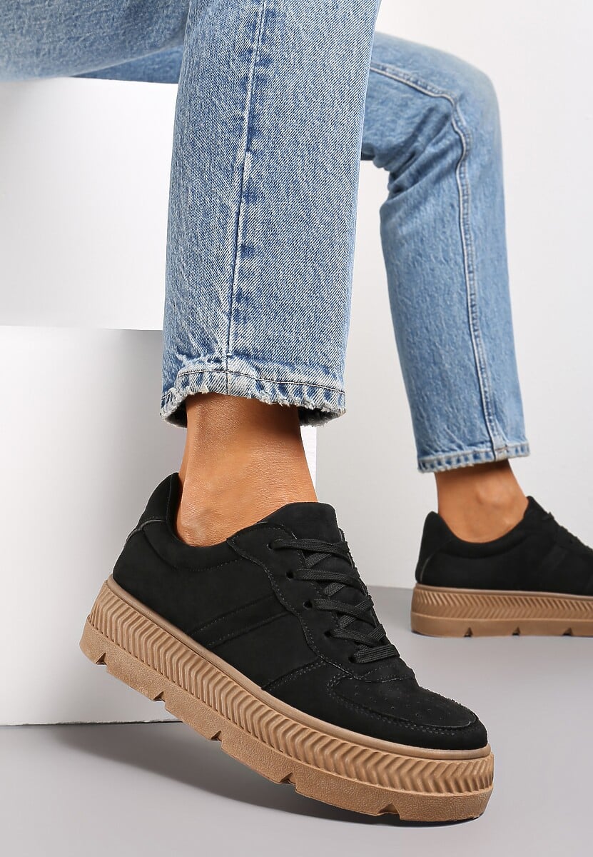 Czarne Sneakersy z Perforacją na Żłobionej Podeszwie Riparian Rights