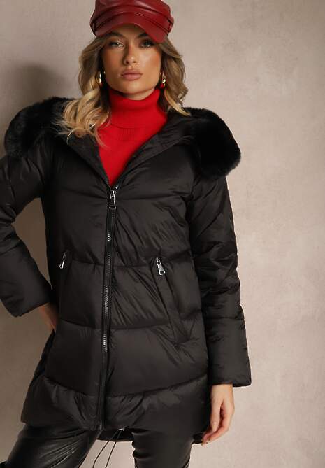 Czarna Kurtka z Pikowaniem i Dłuższym Tyłem Zdobiona Szerokim Kołnierzem z Futrem Rinnelis