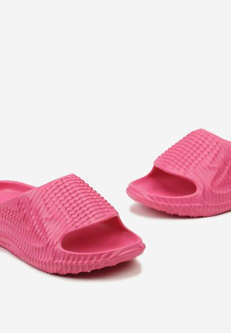 Fuksjowe Klapki z lekkiej Pianki Ozdobione Wypukłym Tłoczeniem Konsia