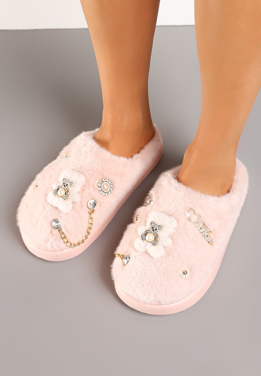 Różowe Wsuwane Kapcie z Futerkiem Ozdobione Metalowymi Aplikacjami Reandwenna