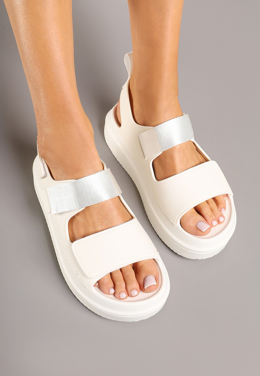 Białe Sandały na Platformie Ozdobione Dwoma Paskami Sovoiti