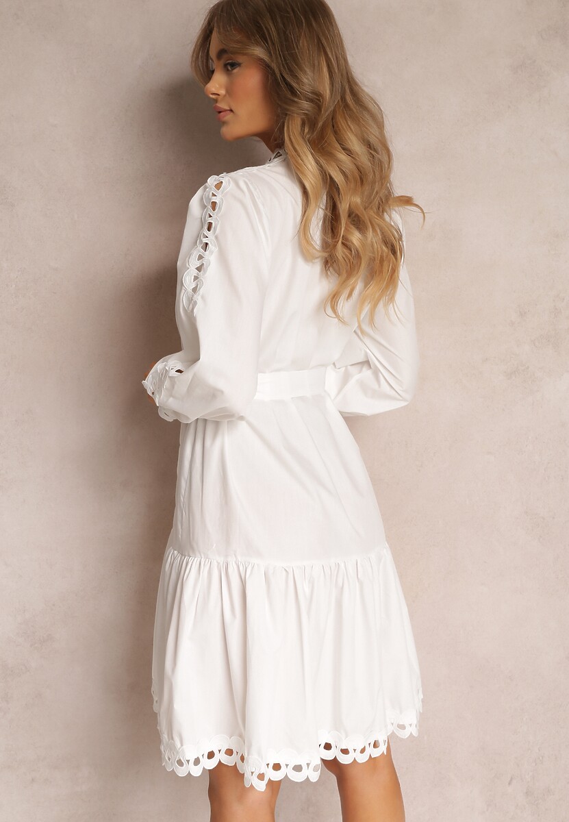 Biała Sukienka Midi z Ażurowymi Wstawkami i Wiązanym Paskiem Hudo