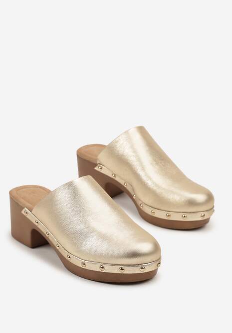 Złote Klapki Drewniaki Typu Mule na Słupku Zdobione Nitami Hlerra