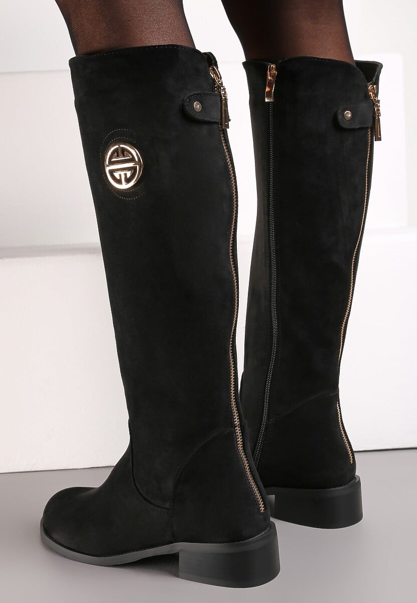 Czarne Kozaki na Niskim Słupku i Metaliczną Ozdobą Diventia