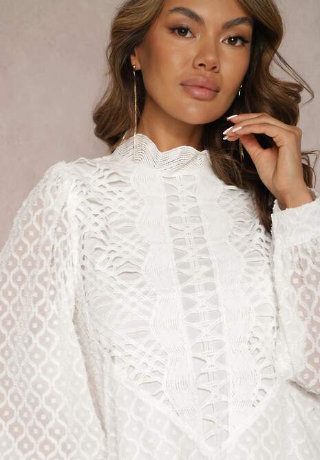 Biała Ażurowa Sukienka Mini o Rozkloszowanym Fasonie z Falbankami Beline