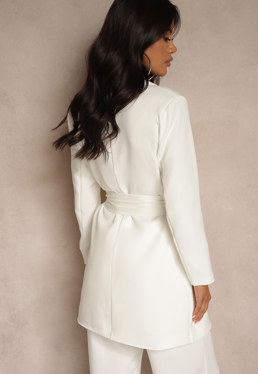 Biała Sukienka o Kroju Marynarki z Usztywnioną Linią Ramion Wiązana w Talii Equintina