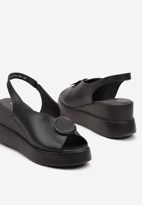 Czarne Wsuwane Sandały ze Skóry Naturalnej na Koturnie z Metalową Aplikacją Risspa