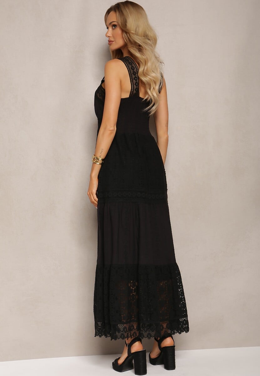 Czarna Rozkloszowana Sukienka z Koronki z Trójkątnym Dekoltem i Falbanką Piolena