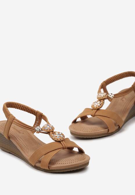Brązowe Sandały na Niskim Koturnie Ozdobione Metalowymi Wstawkami i Cyrkoniami Quenby