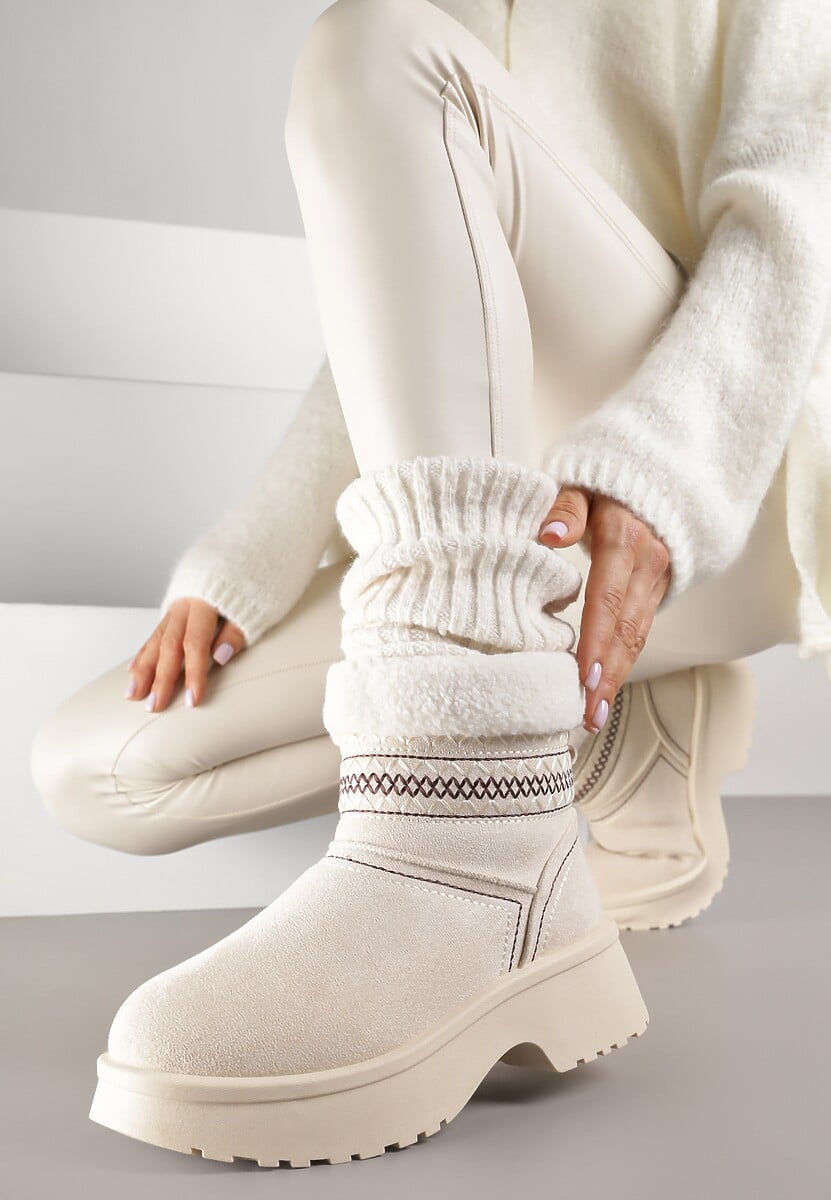 Beżowe Krótkie Śniegowce Wsuwane z Haftem i Futerkiem przy Cholewce Miovadia