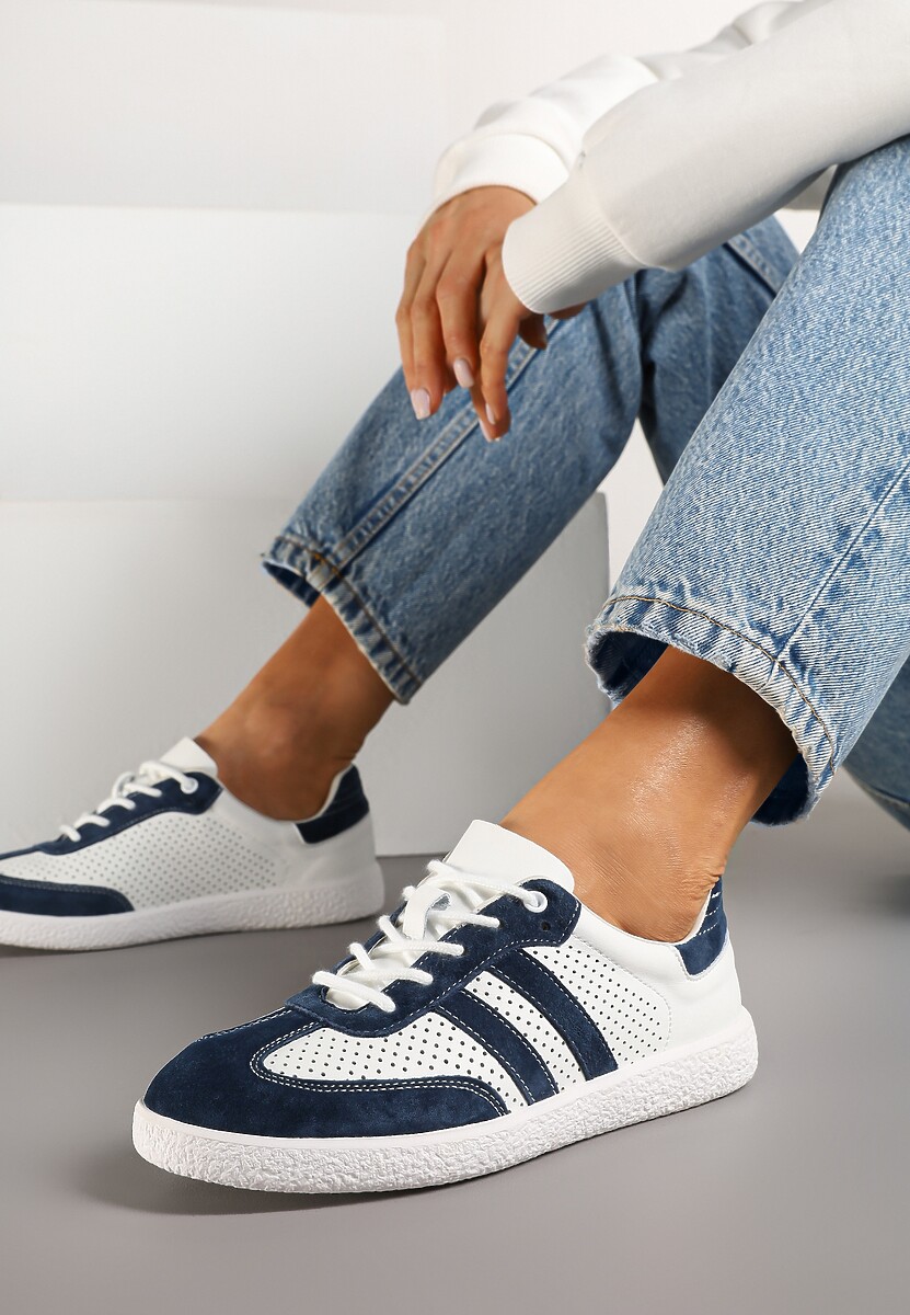 Granatowo-Białe Sznurowane Skórzane Sneakersy na Płaskiej Podeszwie z Paskami i Perforacją Enelis