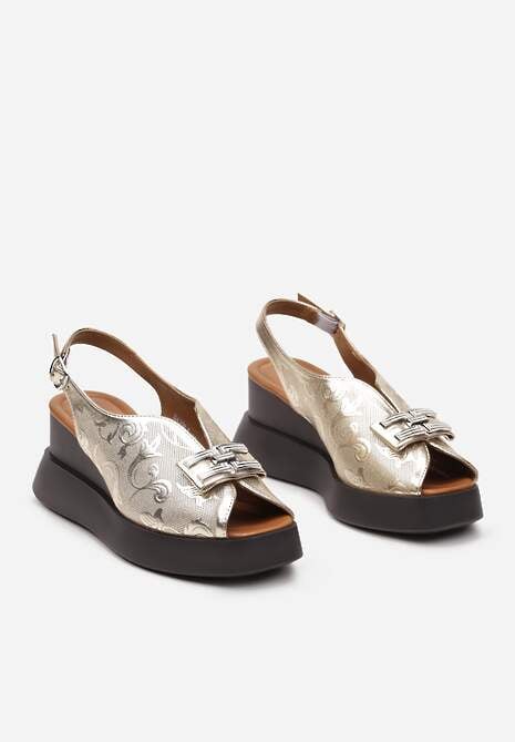 Złote Sandały na Koturnie Peep Toe Ozdobione Biżuteryjną Klamrą Piolina