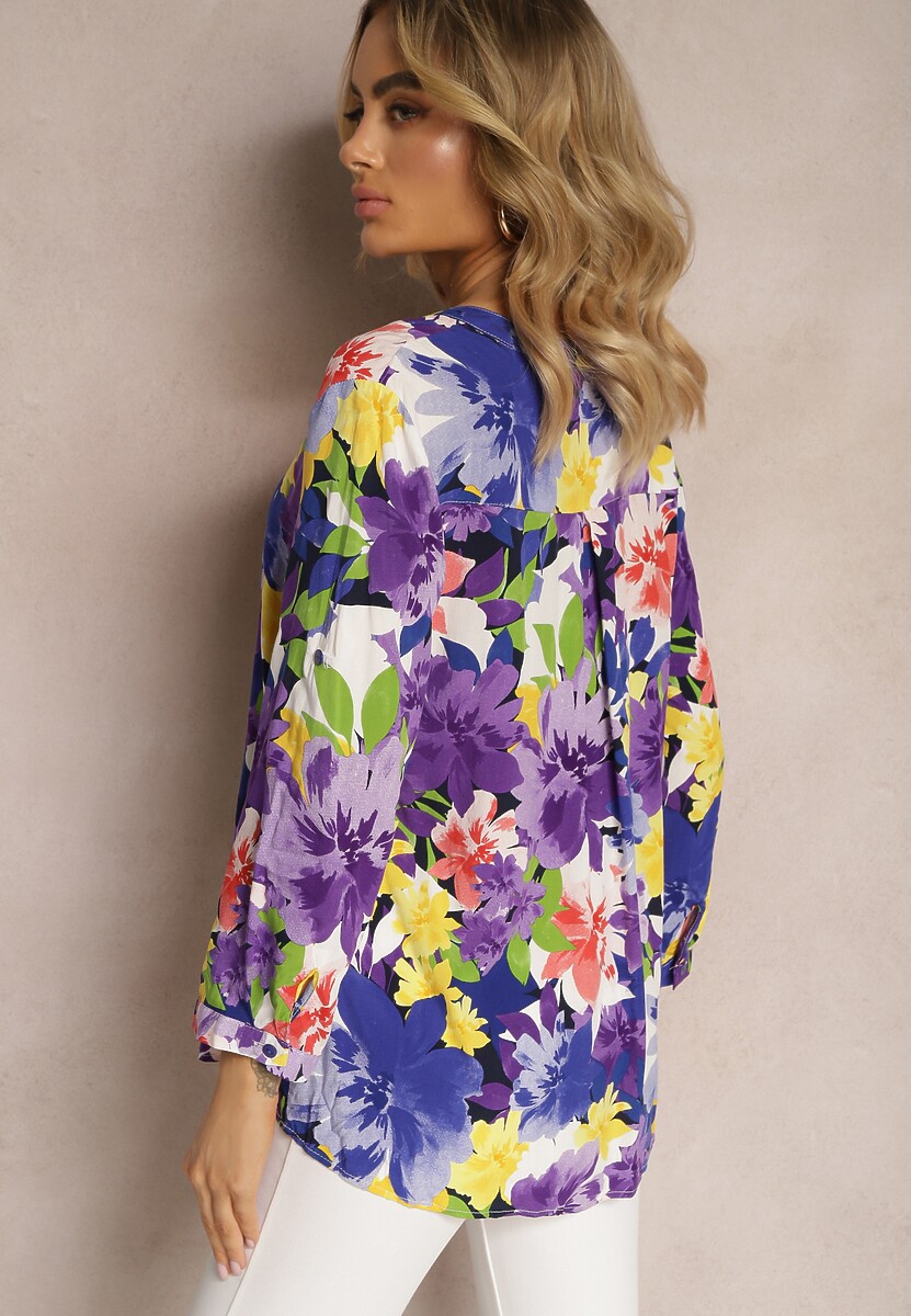 Fioletowa Wiskozowa Bluzka z Guzikami Przy Dekolcie w Kwiaty Kleddia