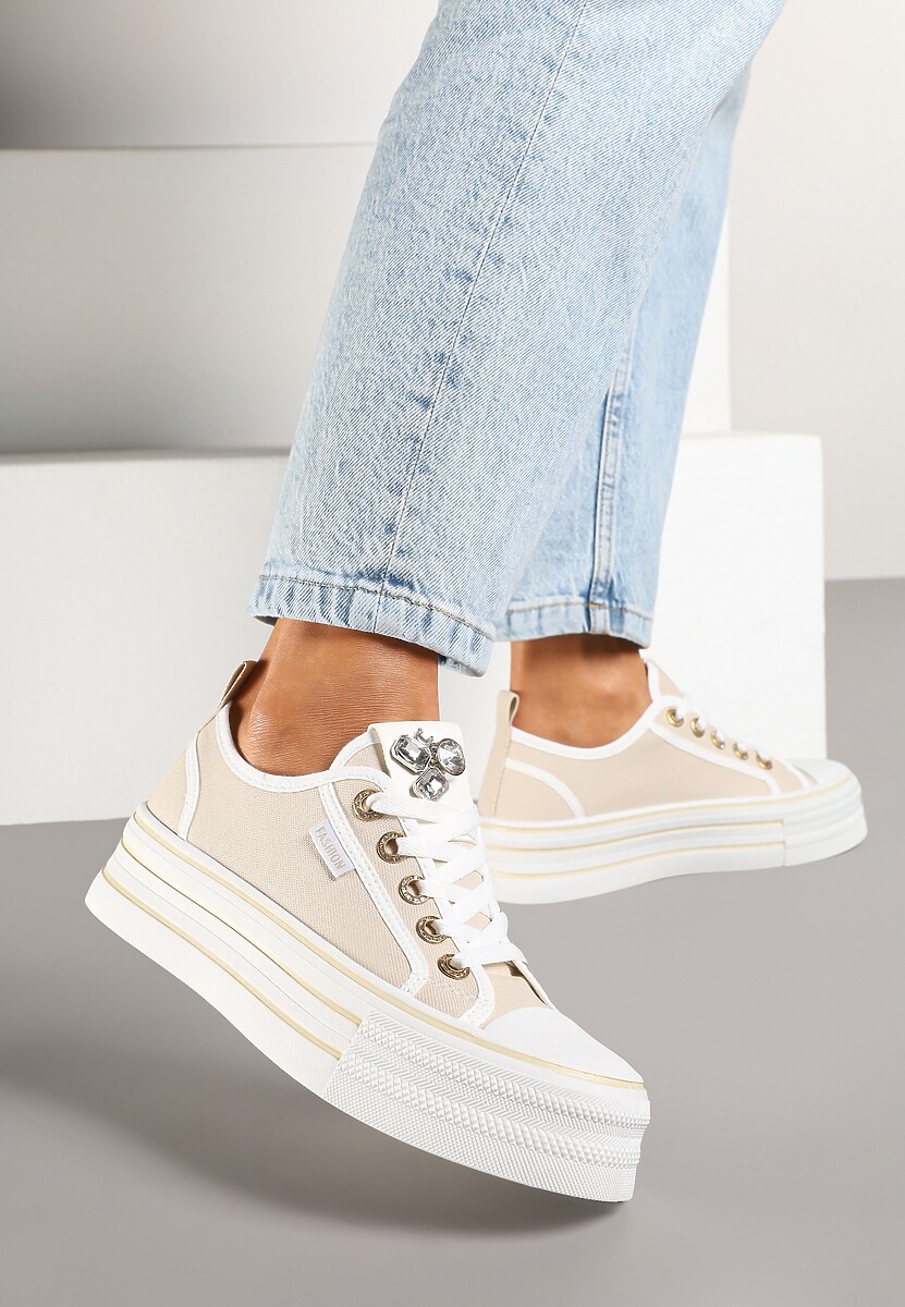 Beżowe Trampki na Platformie z Biżuteryjną Aplikacją Flortewis