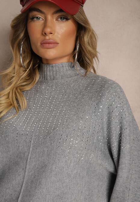 Jasnoszary Golf o Kroju Oversize z Eleganckim Cyrkoniowym Zdobieniem przy Dekolcie Melirra