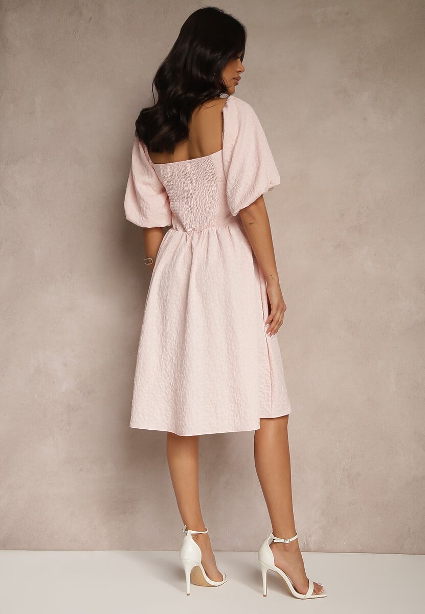 Różowa Rozkloszowana Sukienka z Bufiastymi Rękawami i Kwadratowym Dekoltem Mariwena