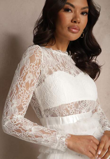 Biała Koronkowa Sukienka Maxi o Rozkloszowanym Kroju z Tiulowymi Falbankami Sivina