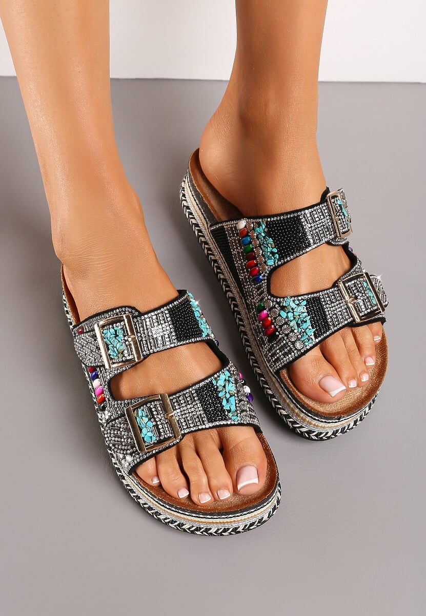 Czarne Klapki w Stylu Boho na Plecionej Platformie Wykończone Sprzączką i Cyrkoniami Antella