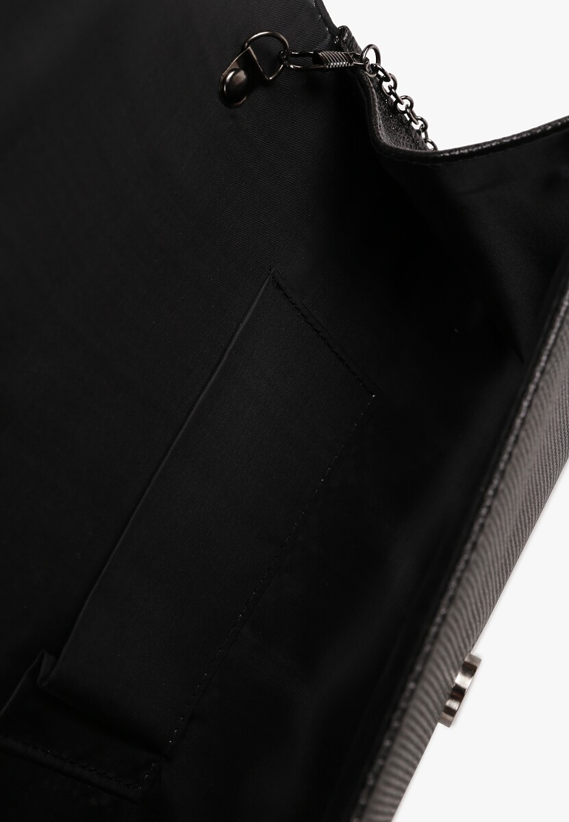 Czarna Torebka Kopertówka z Łańcuszkiem Zdobiona Aplikacją Idarosea