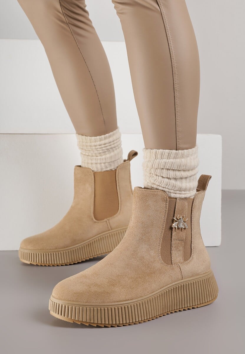 Ciemnobeżowe Botki Typu Sztyblety na Tłoczonej Platformie Zdobione Metalową Aplikacją Allecia