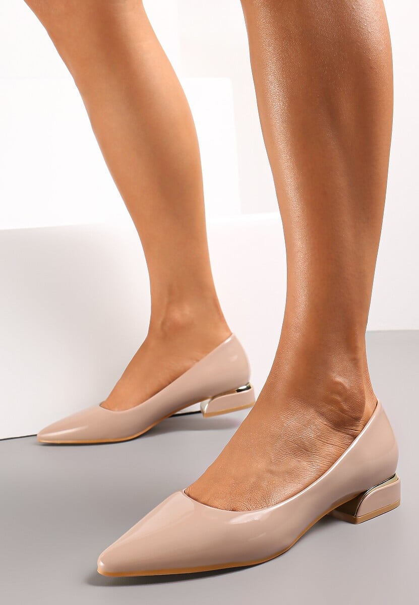 Beżowe Lakierowane Wsuwane Czółenka na Płaskim Obcasie z Noskiem w Szpic Sakane