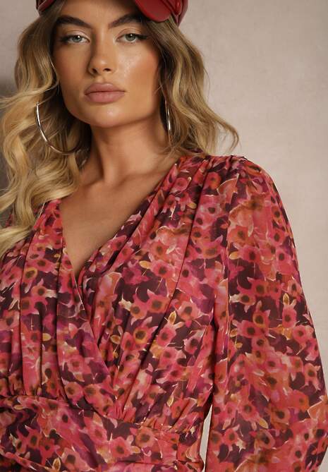 Czerwona Kwiatowa Sukienka o Dopasowanym Kroju Ozdobiona Falbankami i Marszczeniem Mirilira