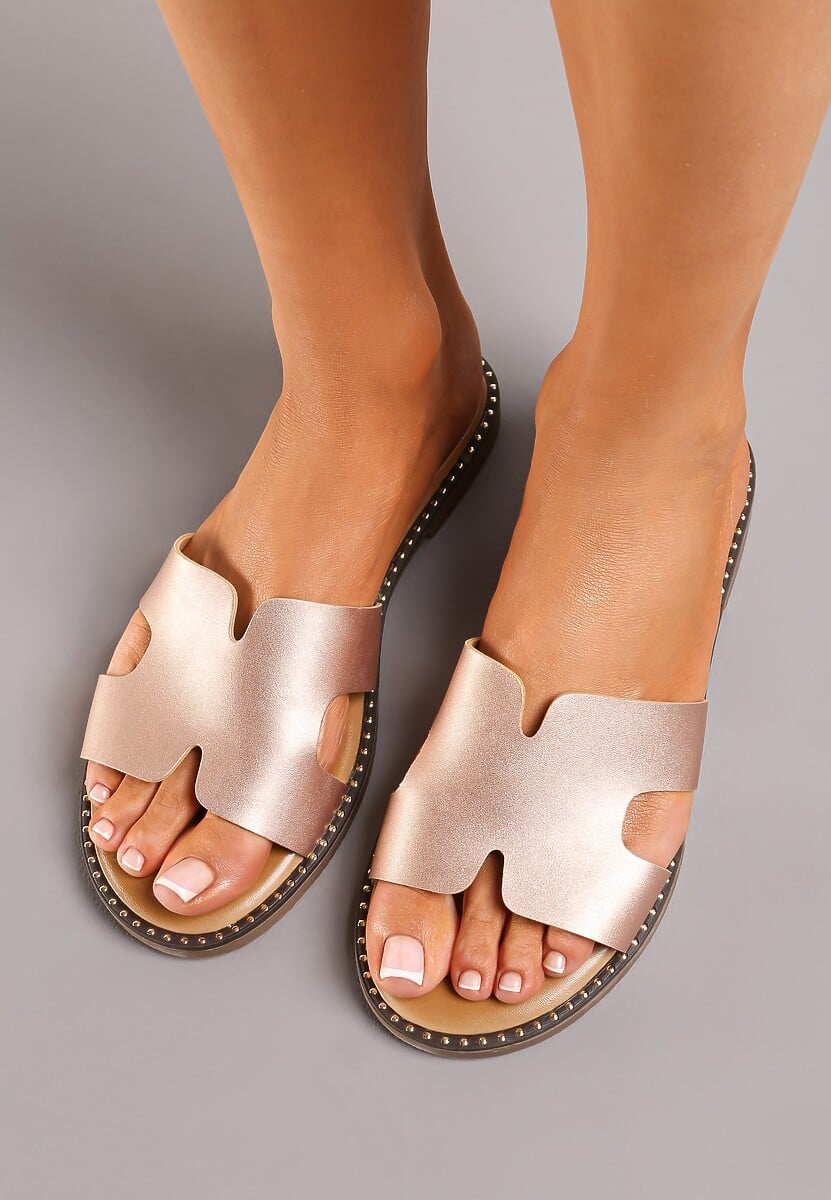 Szampańskie Klapki z Małymi Nitami na Podeszwie z Wycięciami na Pasku Isoldemes