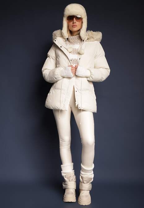 Jasnobeżowa Kurtka Pikowana ze Ściągaczem w Talii Odpinanym Futerkiem i Kapturem Zailia