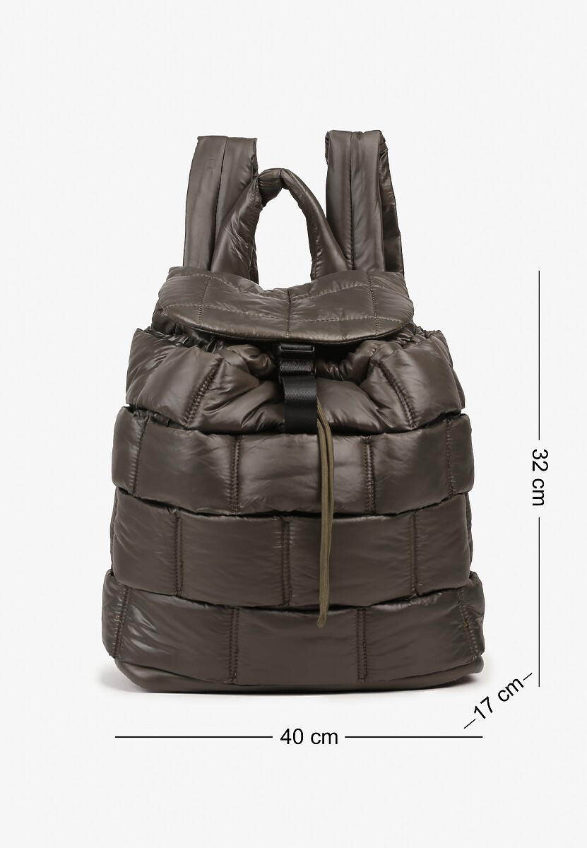 Czarny Plecak z Klapą i Ściągaczem Zdobiony Pikowaniem 3D Revitta