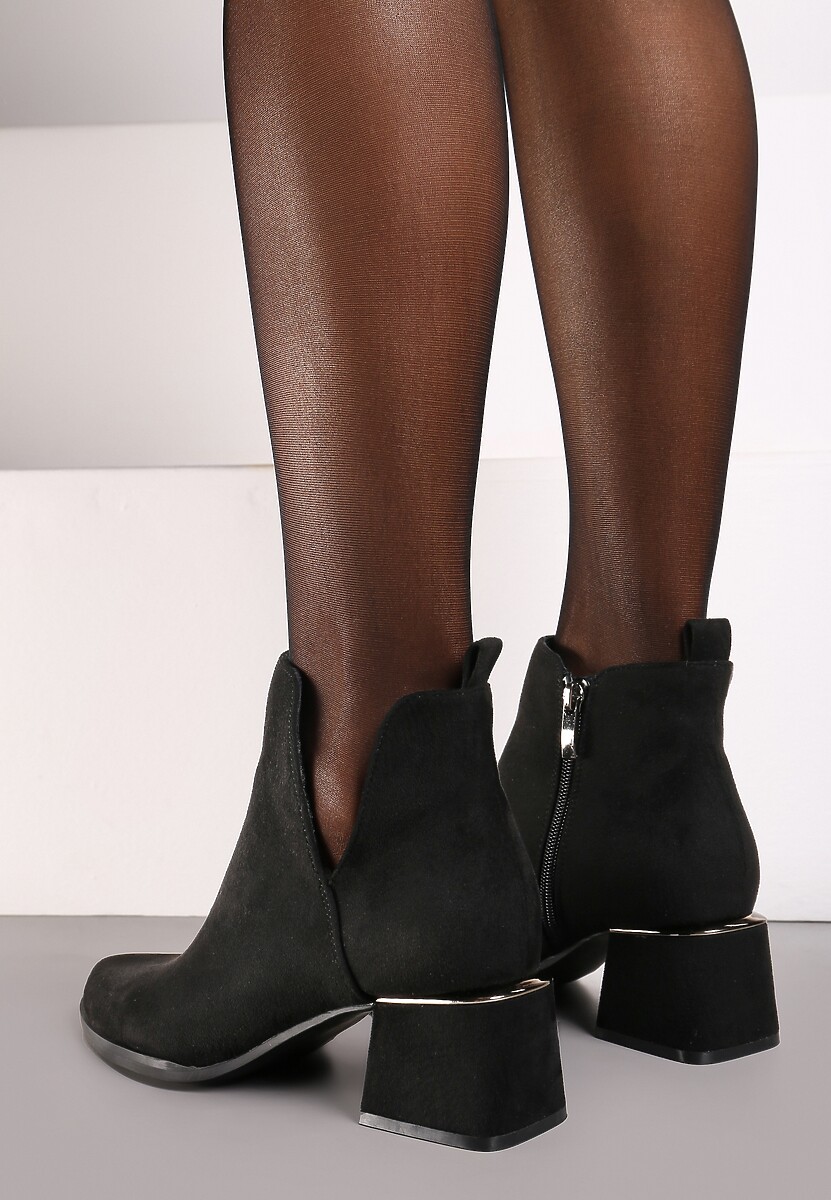 Czarne Botki na Słupku z Wycięciem i Metaliczną Ozdobą Lorethra