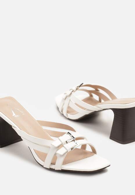 Białe Klapki na Słupku Ozdobione Klamrami i Paskami Yasfia